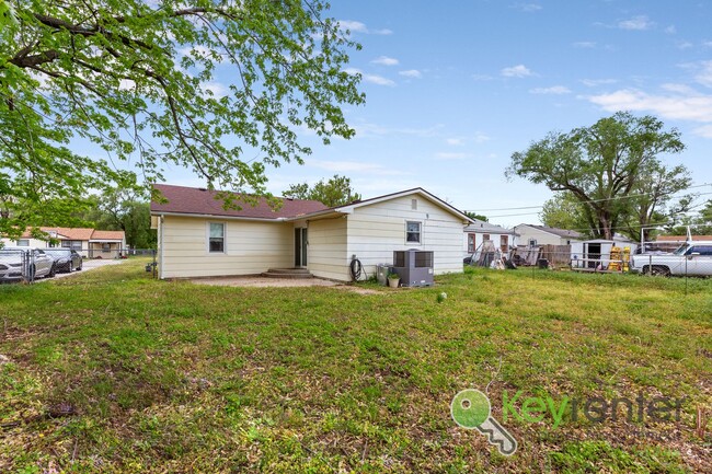 Building Photo - Applicances included! 2 Bedroom 2 Bathroom...