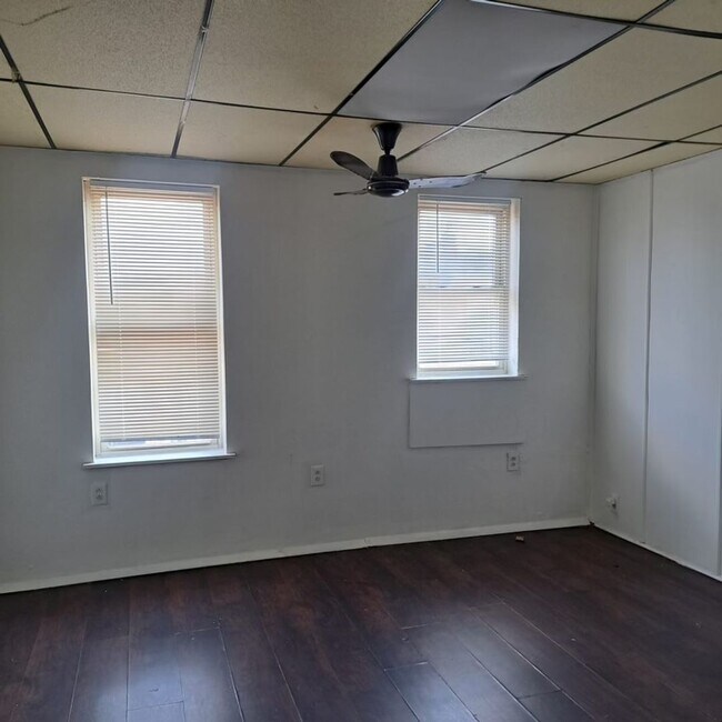 Building Photo - Two bedroom home in Port Richmond for rent