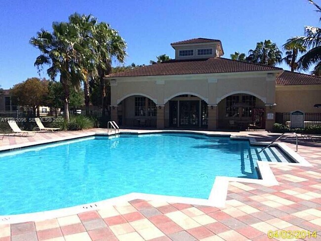 Foto del edificio - 2541 Centergate Dr