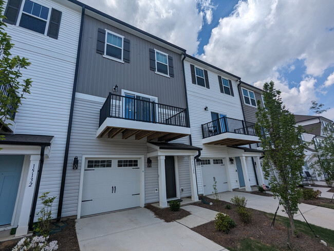 Foto del edificio - Room in Townhome on Scoter St