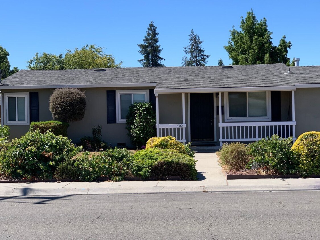 Foto principal - Charming 2 bedroom updated single family home