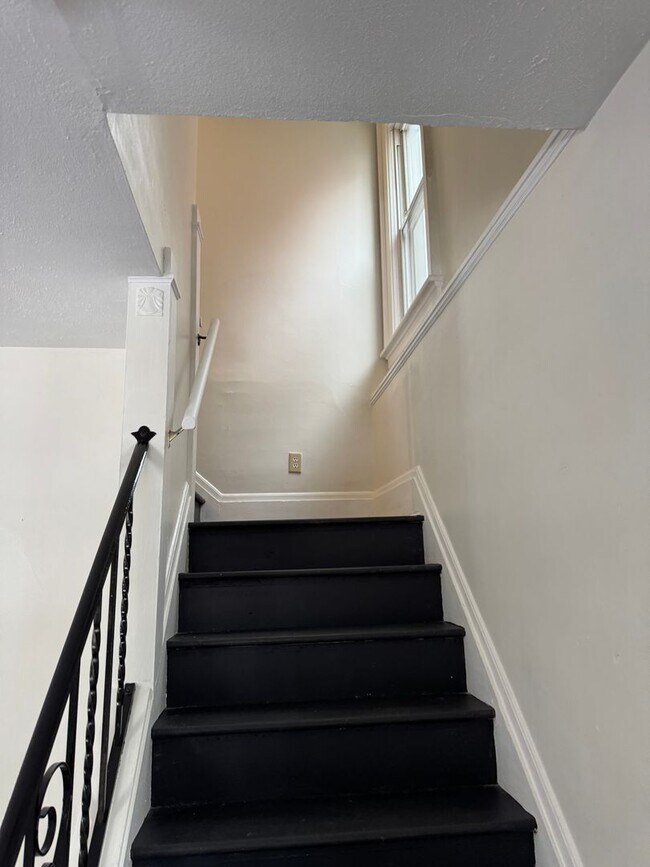 Foto del edificio - Single Family Home 3 bedroom 1 bath new paint flooring with basement fenced in yard