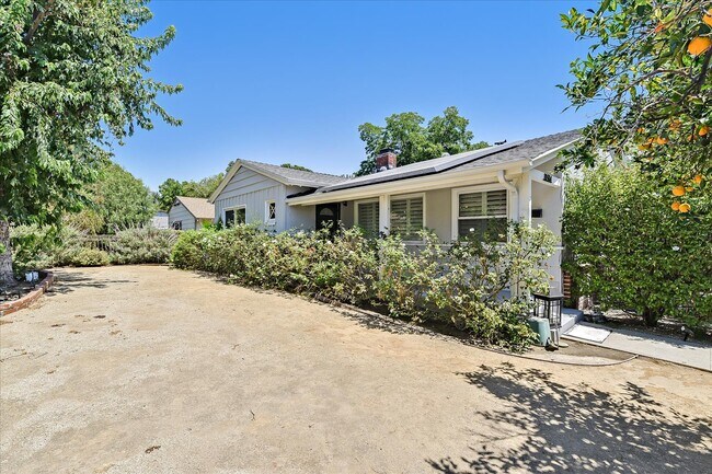 Building Photo - 10904 Zelzah Ave