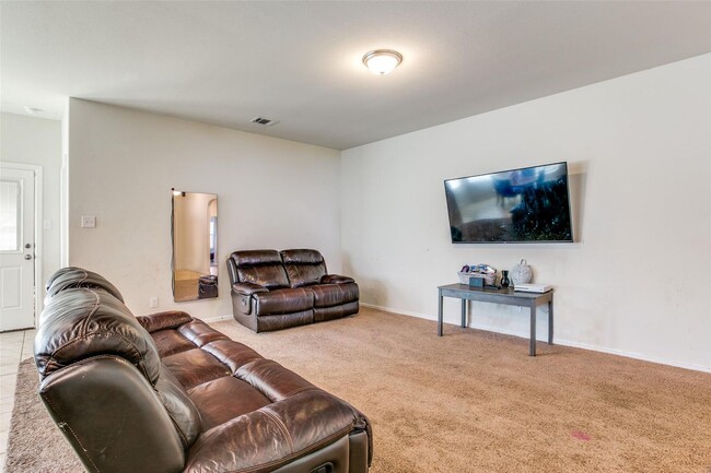 Building Photo - 4 bedroom, 2 bathroom home with a covered ...