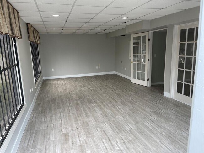 Building Photo - 1345 N Shepherd Dr
