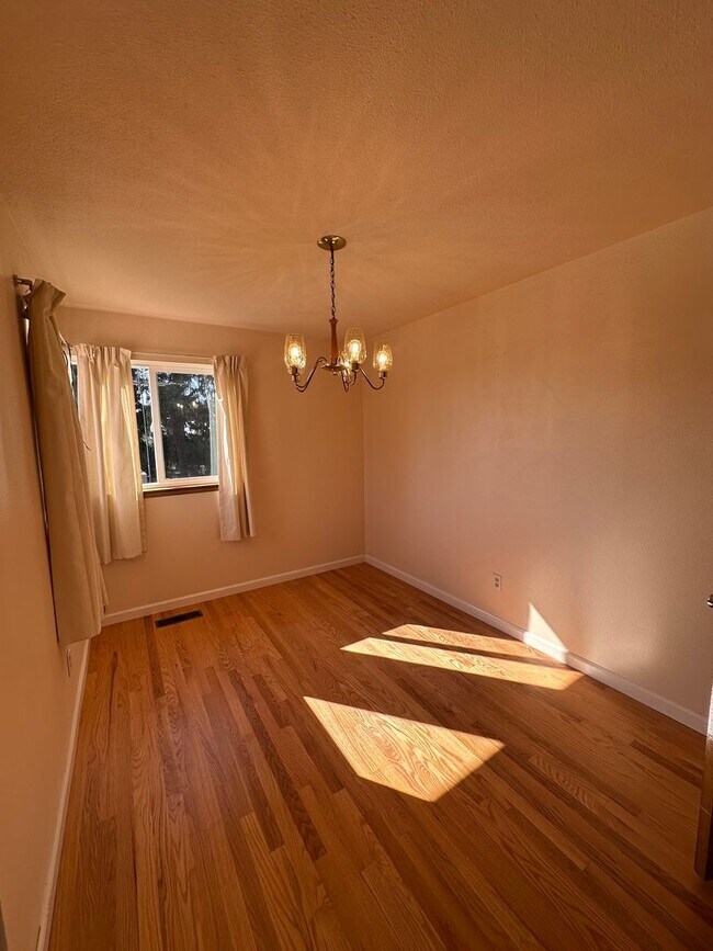 Foto del edificio - 3 Bedroom 1 bathroom home in Mukilteo