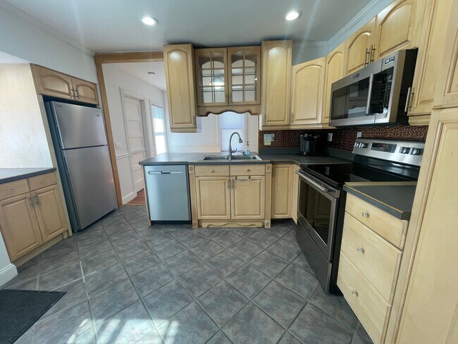 Building Photo - Bright & Updated 2-Bed Home in Dalton- $2450