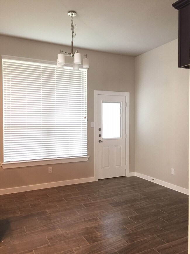 Foto del edificio - LUXURY 2 STORY DUPLEX LOCATED IN MIDLOTHIA...