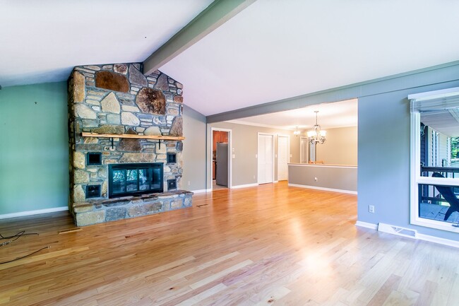 Building Photo - Light & Bright Home