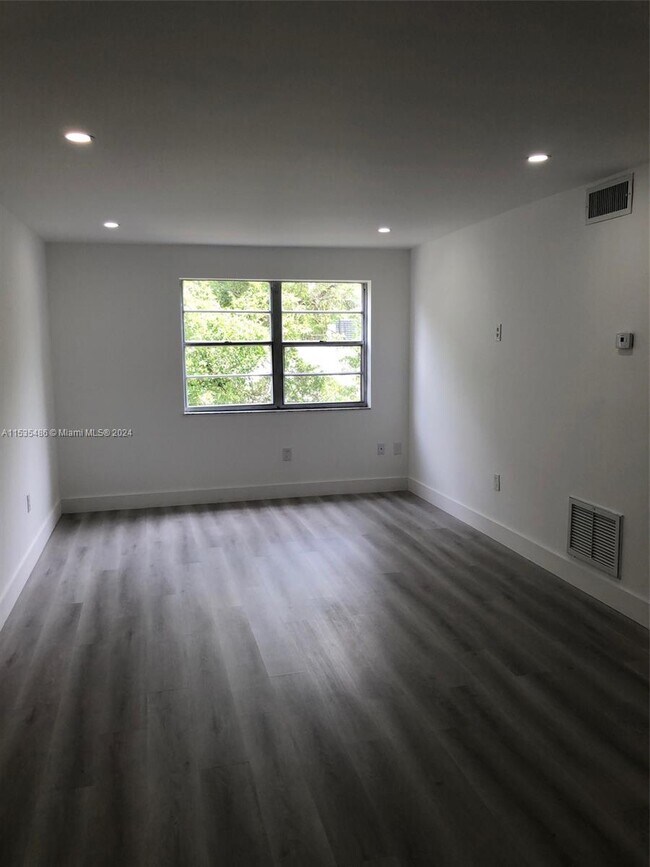 Building Photo - 17255 SW 95th Ave