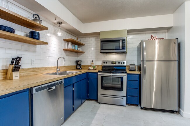 Full Equipped Kitchen - 7855 Meadow Park Dr