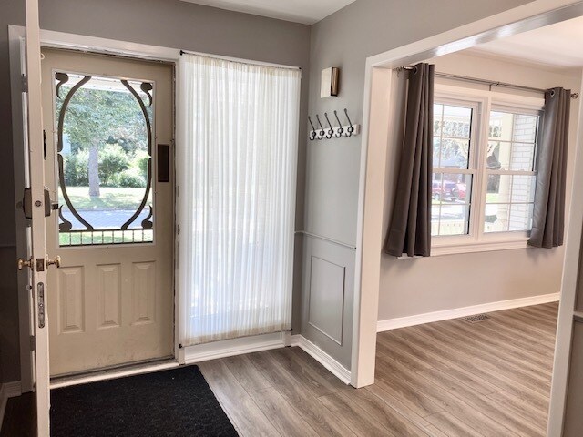 Photo du bâtiment - For Rent: Driftwood Rd, HUNT CLUB Beautiful 4 Bedroom home in West London, * HUNT CLUB * Availabl...