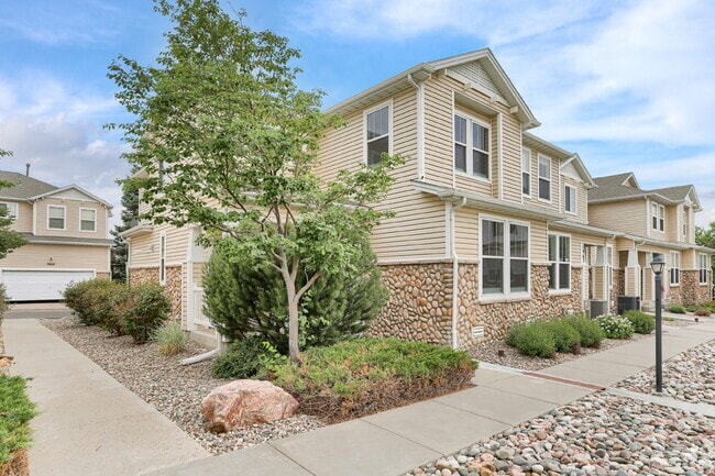 Building Photo - Bright & Spacious 3-Bed Townhome Just 15 M...