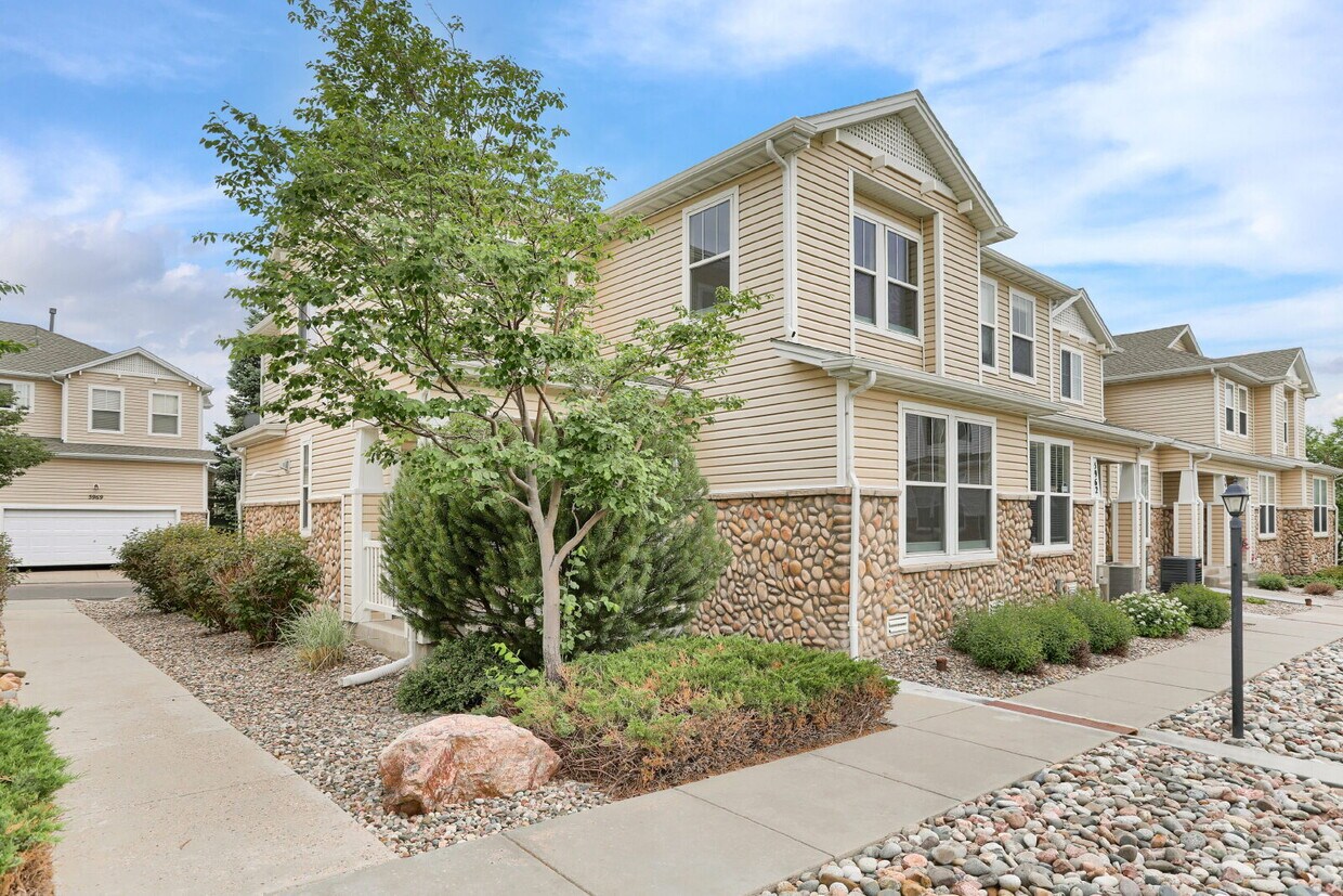 Primary Photo - Bright & Spacious 3-Bed Townhome Just 15 M...