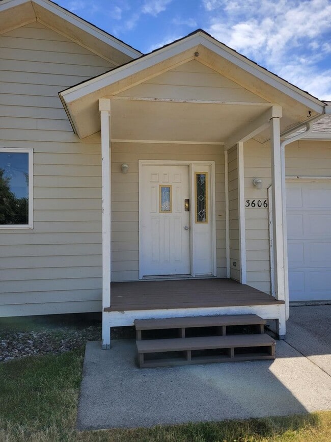 Building Photo - Newly remodeled 2 Bed, 2 Bath Duplex with ...