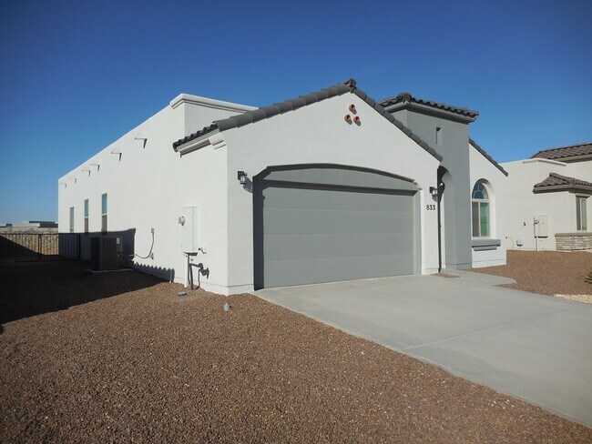 Building Photo - 833 Paseo Dulce Ave