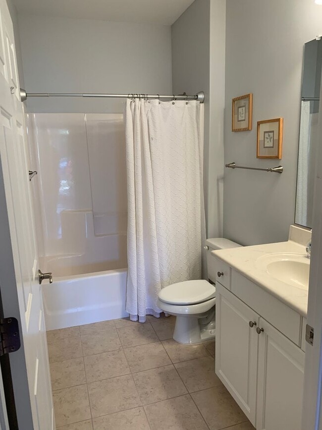 Building Photo - 2 bedroom, 2 bath one level townhome off J...