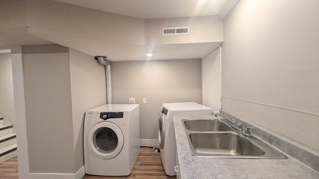 Photo du bâtiment - 46050 Camrose Ave