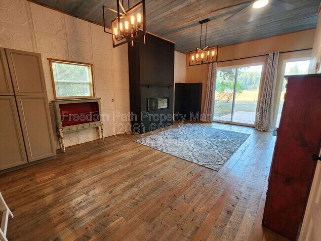 Building Photo - 20 Lilac Ln