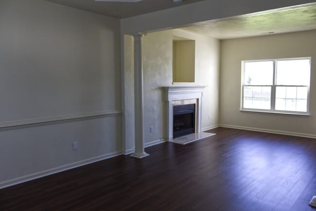 Building Photo - 805 Shadowberry Cres