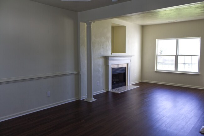Foto del edificio - 805 Shadowberry Cres