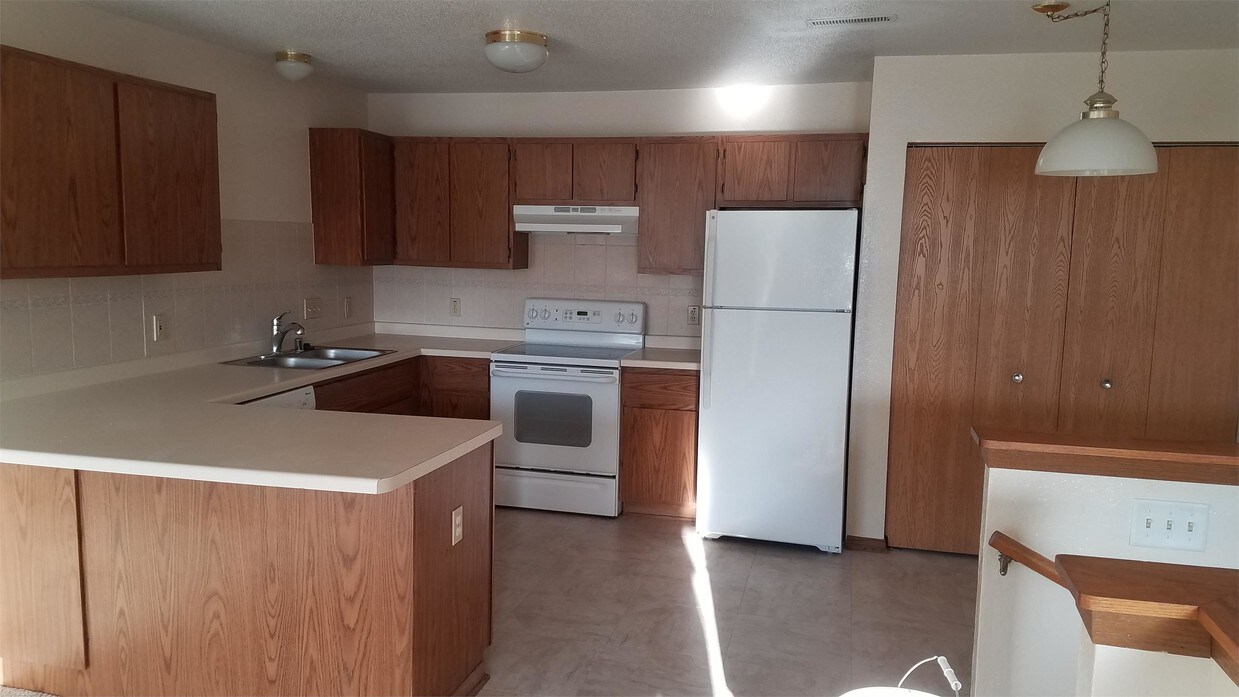 S76W16851 Gregory Dr Unit G, Muskego, WI 53150 Room for Rent in