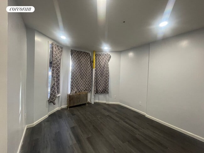 Foto del edificio - 2297 Loring Pl N