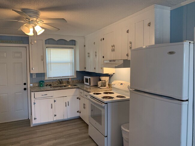 Foto del edificio - Two Blocks to the Beach - Two-Bedroom, One...