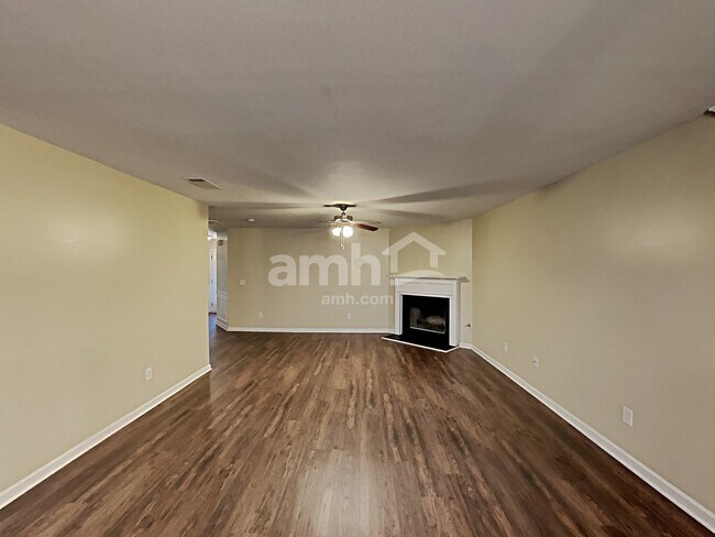Foto del edificio - 119 Hidden Creek Dr