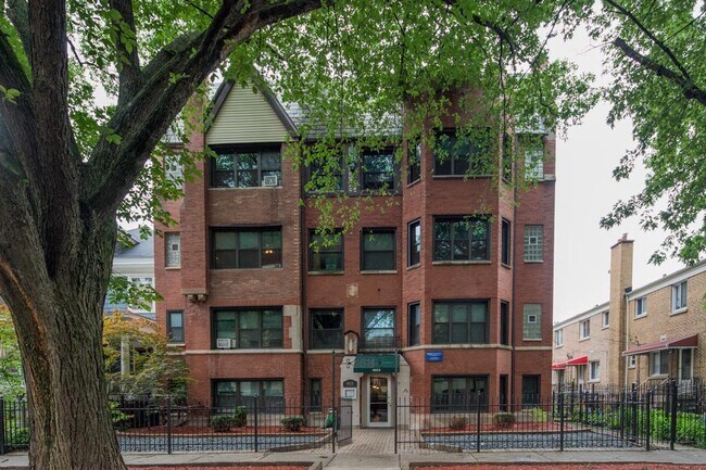 Building Photo - 4644 N Paulina St