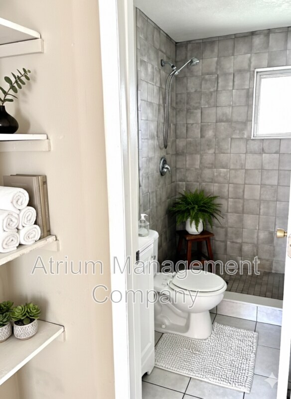 Building Photo - 5 Circle Ave