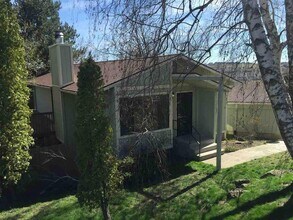 Building Photo - 221-223-223 NW Sunrise Dr