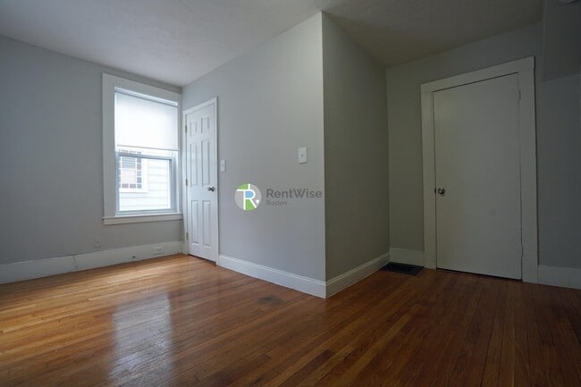 Foto del edificio - 24 Greylock Rd