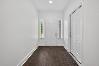 Building Photo - 714 Zoe St