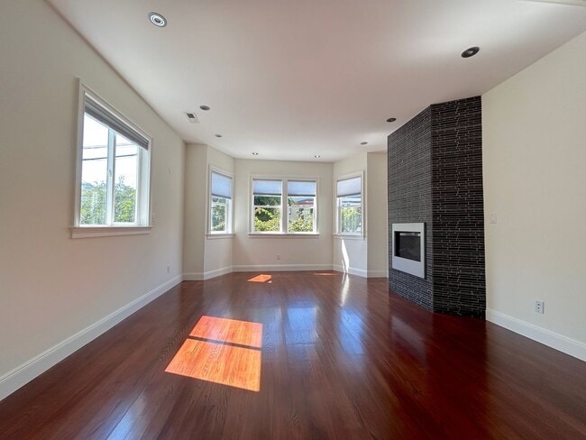 Building Photo - 569 Moultrie St.