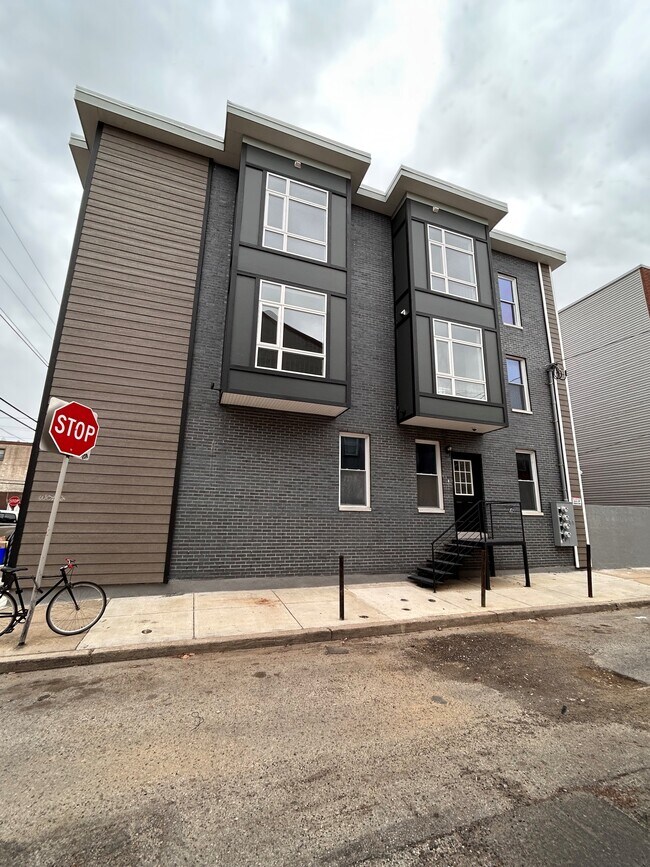 Building Photo - 1328 S 6th St