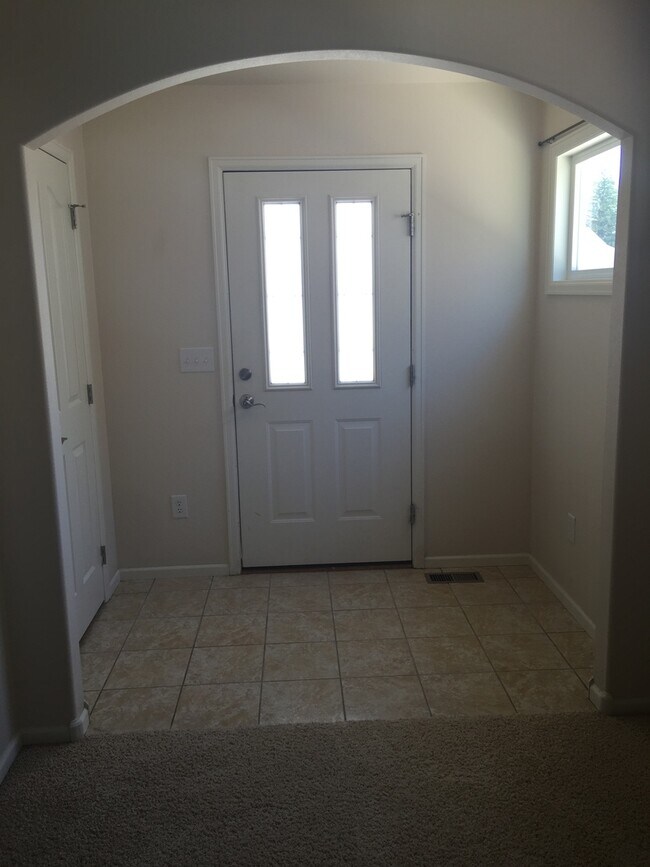 Building Photo - LARGE 3 BEDROOM, 2 BATHROOM NORTH SIDE TOW...