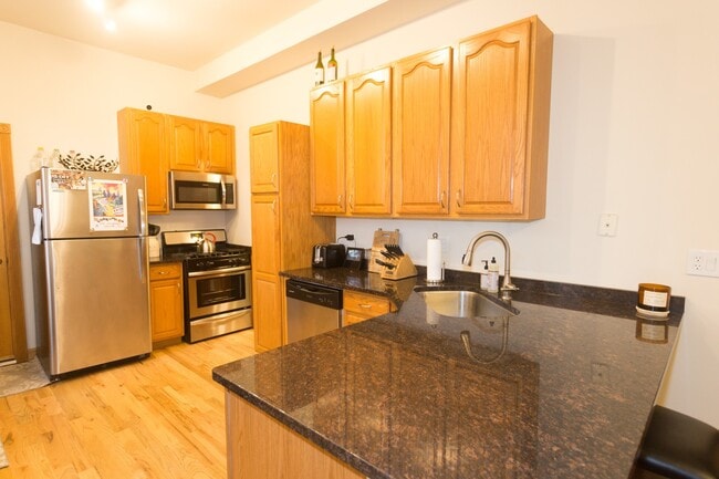 Building Photo - 2035 W Webster Ave