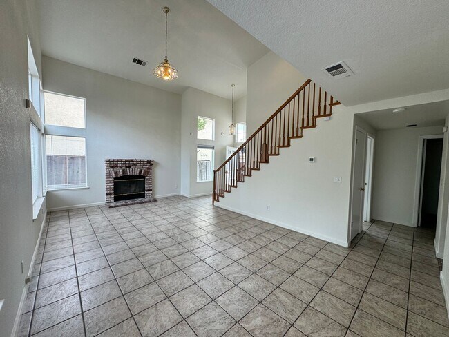 Foto del edificio - Great 4 Bed 3 full Bath Home In Antioch