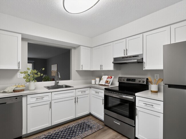 Bienvenidos a The Residences at Talcott, una comunidad de Eagle Rock donde la vida moderna se combina con el máximo confort. Disfruten de cocinas contemporáneas con electrodomésticos de última generación y abundante luz natural. ¡Hagan de este acogedor espacio su hogar hoy mismo! ¡Programen una visita ahora! - The Residences at Talcott, an Eagle Rock Community