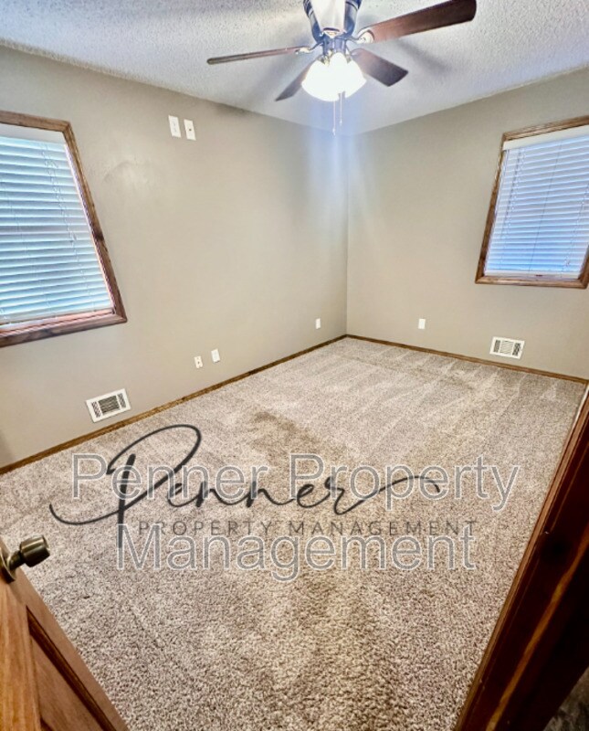 Building Photo - 302 SE Brentwood Dr