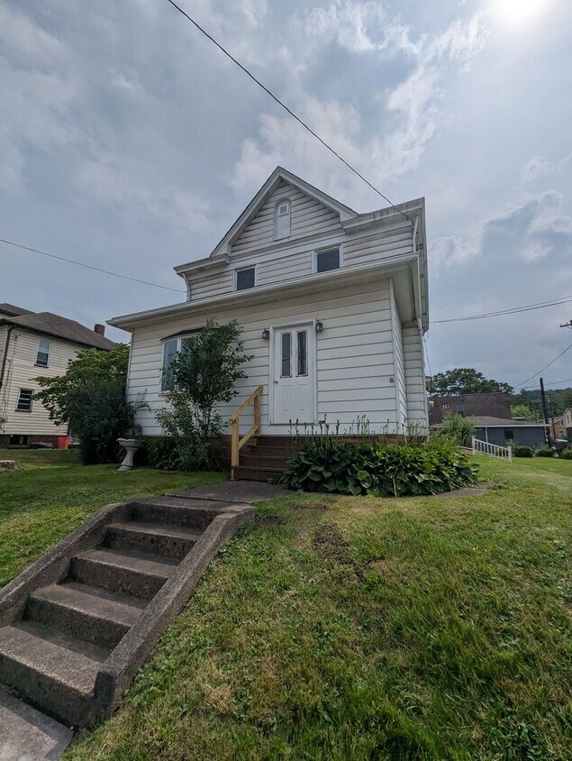 Primary Photo - Large house on College Hill with huge garage