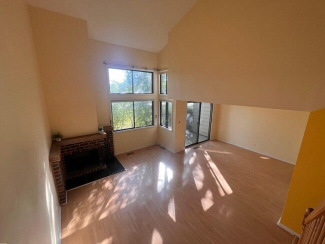 Foto del edificio - 823 Gladstone Dr
