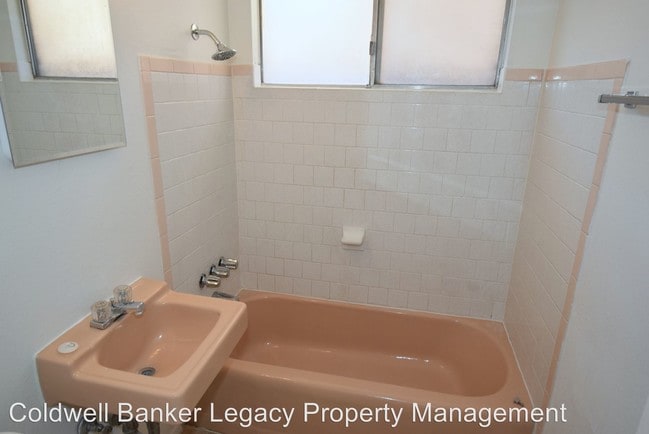 Building Photo - 9400 Candelaria Rd NE