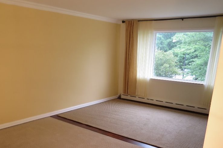 Large Livingroom 16-x13 - 1030 Amherst St