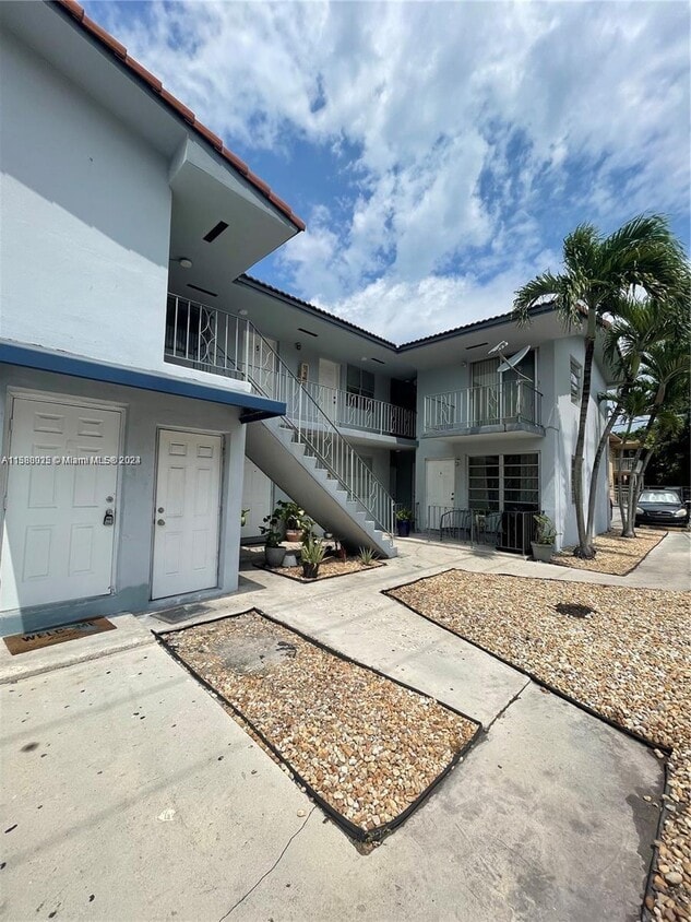 4381 W Flagler St Unit 1, Coral Gables, FL 33134 Room for Rent in