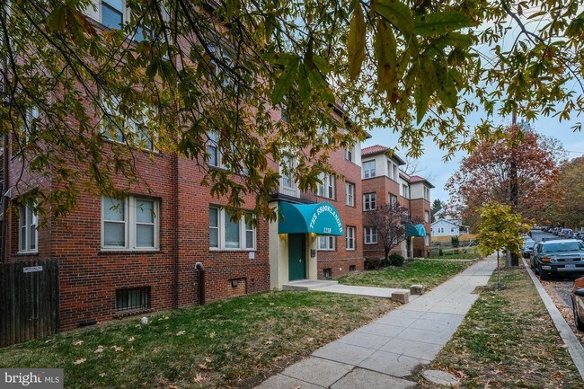 Building Photo - 1210 Perry St NE