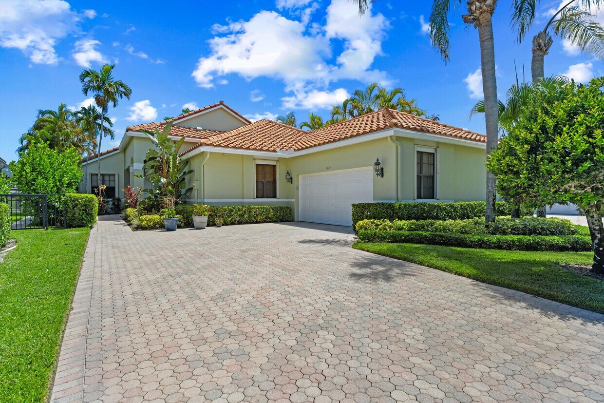 Foto principal - 10174 Dover Carriage Ln