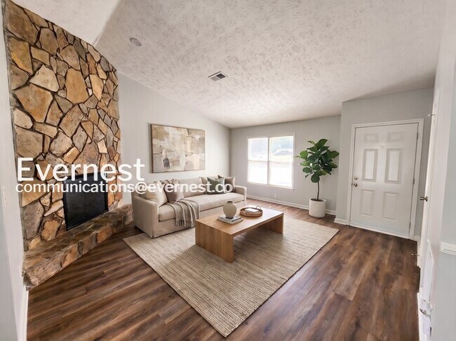 Foto del edificio - 3 Bed/2 Bath Home with Garage / Pet-Friendly / Coming Soon!