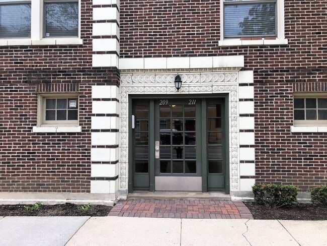 Building Photo - 209 Chicago Ave